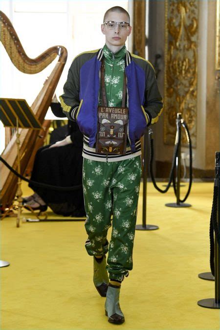 collezione gucci 2018 uomo|Gucci Spring/Summer 2018 Men's Runway Collection .